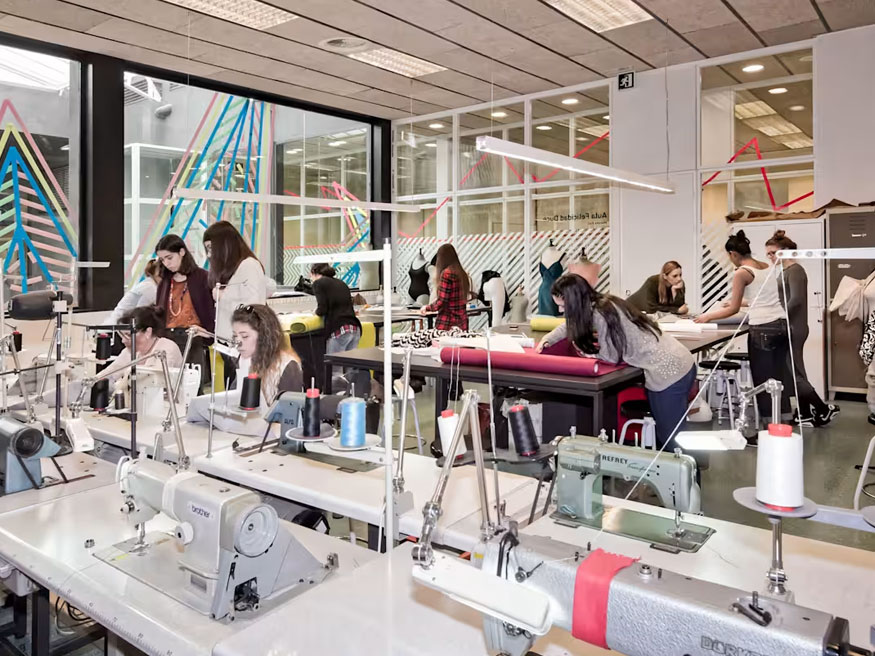 Câu hỏi thường gặp về LCI Barcelona