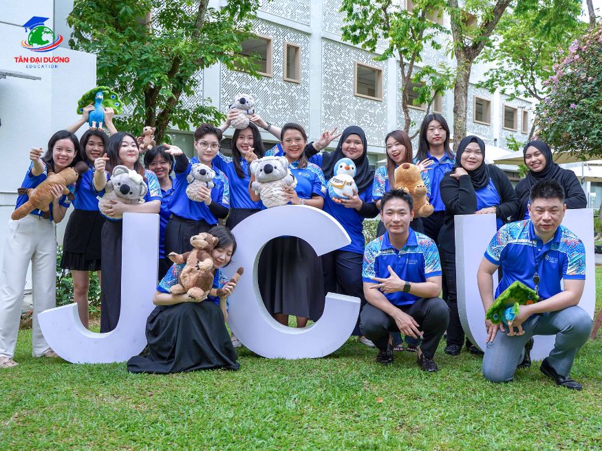 James Cook University Singapore (JCU)
