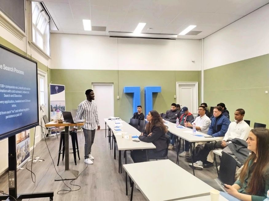 Chi phí du học & học bổng tại UE Amsterdam