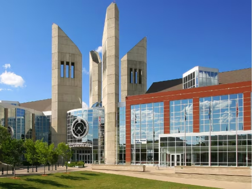 Học bổng & hỗ trợ tài chính, dịch vụ sinh viên tại MacEwan University