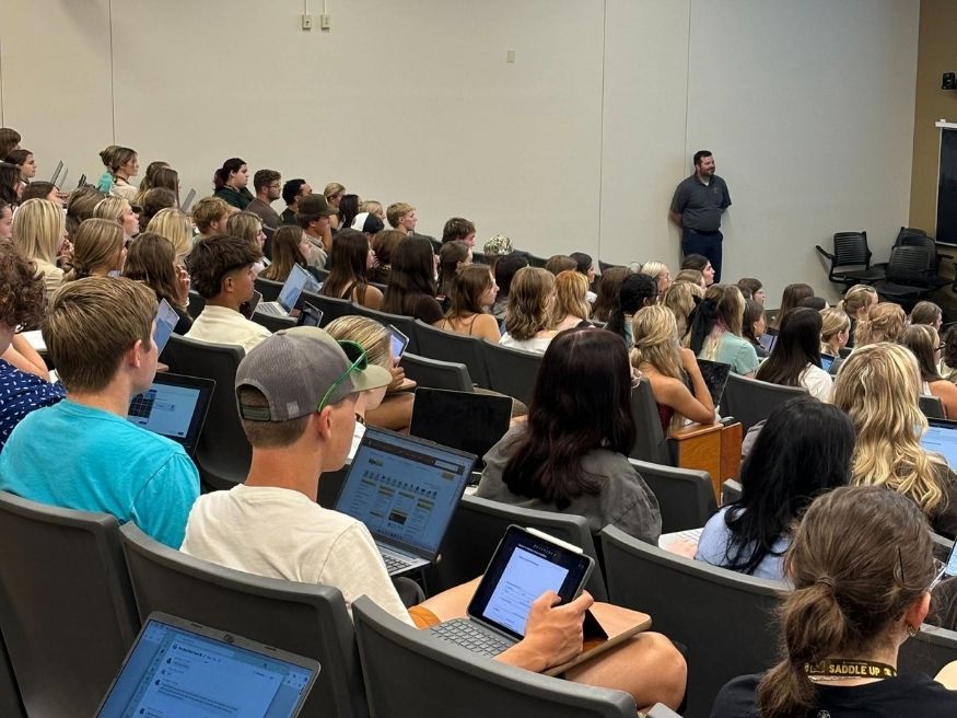 Học phí, chi phí sinh hoạt và học bổng Đại học University of Wyoming